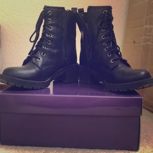 Women’s boots wore once